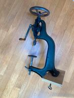 Antieke tafelboormachine met vliegwiel van ca 21cm werkend, Ophalen