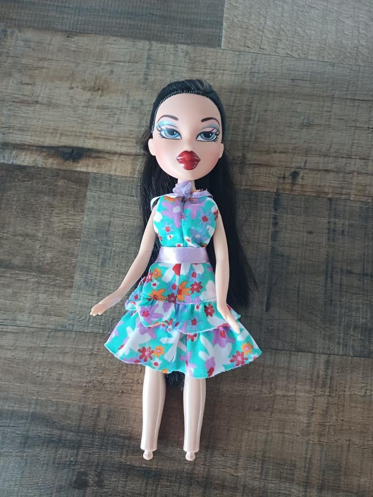 Bratz pop met bloemetjesjurk, Kinderen en Baby's, Speelgoed | Poppen, Ophalen of Verzenden
