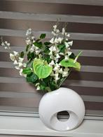 Moderne Witte Keramische Vaas met Kunstbloemen, Wit, Aardewerk of Porselein, Ophalen of Verzenden, Zo goed als nieuw