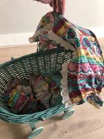 Leuke rieten poppenwagen in turquoise met kleurrijke bekledi, Ophalen of Verzenden, Gebruikt, Overige typen
