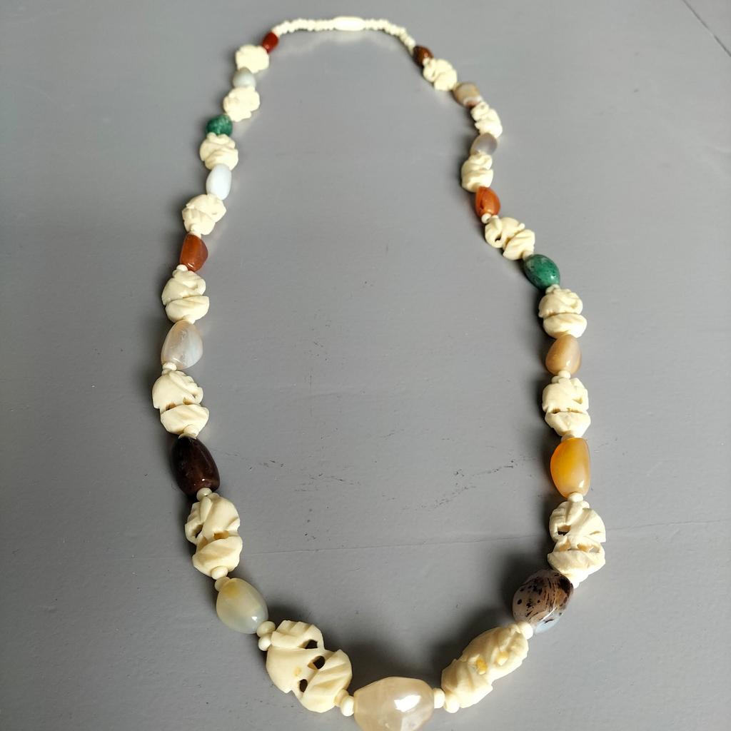 Ketting van imitatie ivoor met gepolijste edelstenen, Sieraden, Tassen en Uiterlijk, Gebruikt, Overige kleuren, Ophalen of Verzenden