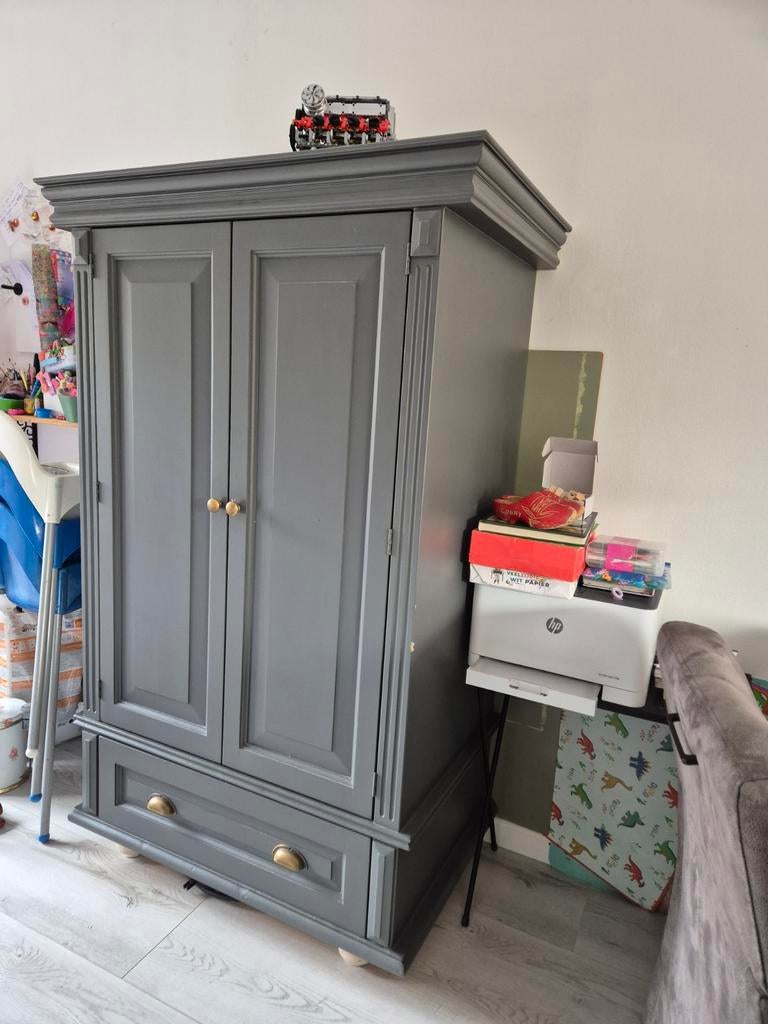 Grote grijze ( computer)kast met lade en deuren, Ophalen