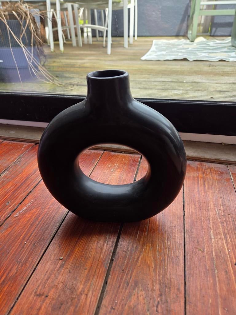 Ronde zwarte donut vaas voor planten of droogbloemen, Huis en Inrichting, Zwart, Aardewerk of Porselein, Ophalen of Verzenden