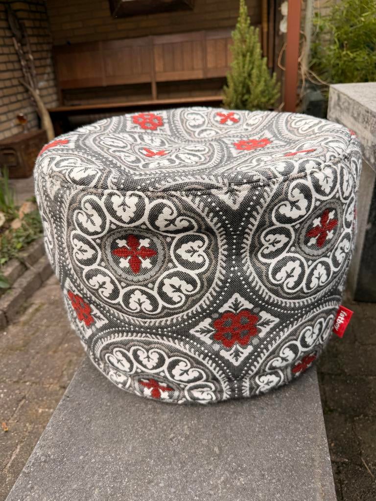 Fatboy poef grijs, rood, wit - nette staat, tuin, buiten, Huis en Inrichting, Banken | Voetenbanken en Poefen, Ophalen, Rond, Zo goed als nieuw