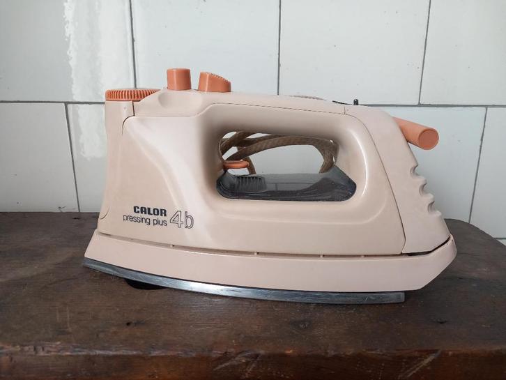 vintage strijkijzer stoomstrijkijzer Calor zalmroze mooi!, Antiek en Kunst, Curiosa en Brocante, Ophalen