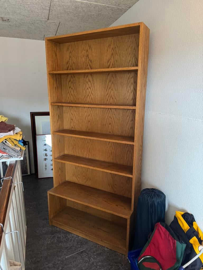 Massief houten boekenkast, Ophalen, Zo goed als nieuw, 25 tot 50 cm