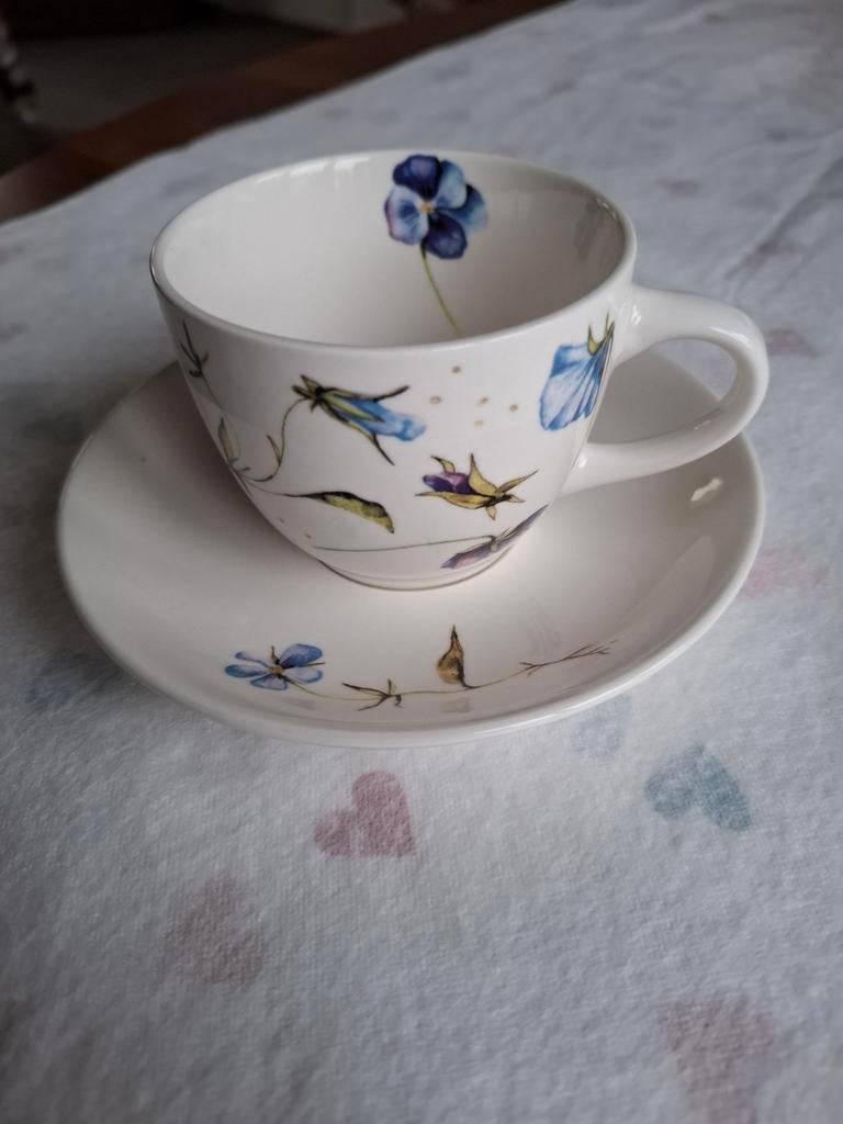 Kop en schotel Jet, The Original World of Jet, Huis en Inrichting, Keuken | Servies, Zo goed als nieuw, Kop(pen) en/of Schotel(s)