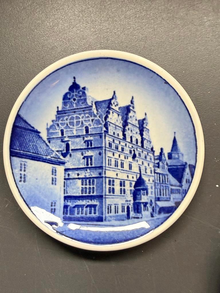 Drie blauw-witte wandborden met gebouwen en beer, Ophalen of Verzenden