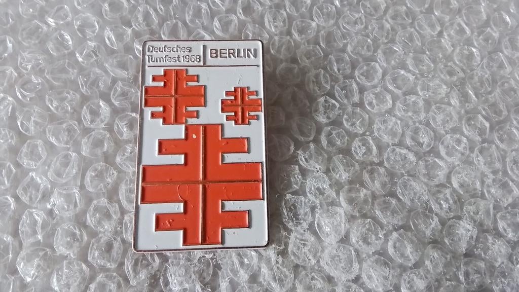 Broche Duitse turnfest Berlin 1968, 2.5 bij 4.5 cm., Verzamelen, Speldjes, Pins en Buttons, Ophalen of Verzenden, Gebruikt, Transport