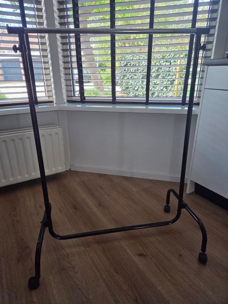 Zwarte verstelbaar kledingrek met wielen., Ophalen of Verzenden, Met wielen