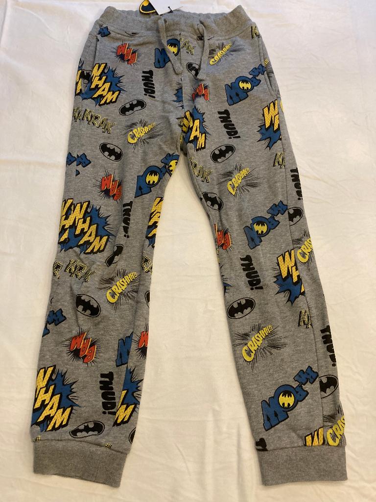 Name it jogging broek batman grijs logo’s maat 140 zgan!, Kinderen en Baby's, Kinderkleding | Maat 140, Broek, Jongen of Meisje