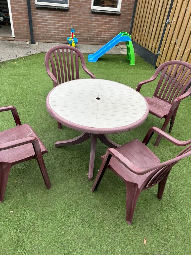 Plastike tuintafel met 4 stoelen., Tuin en Terras, Tuinsets en Loungesets, Ophalen, 4 zitplaatsen, Kunststof, Gebruikt