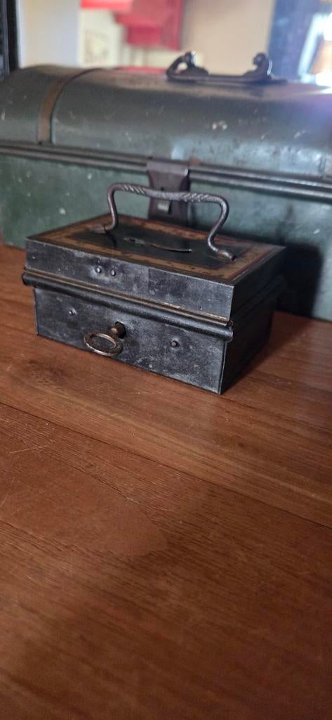 Antiek vintage Geldkistje met spleutel spaarpot, Antiek en Kunst, Ophalen of Verzenden