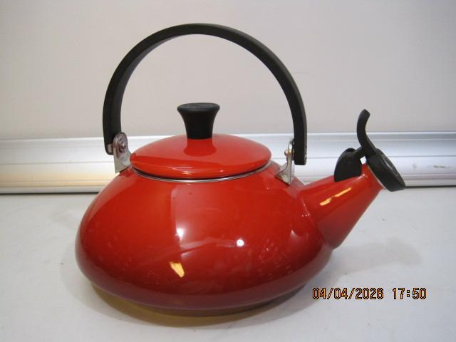 le creuset fluitketel rood 1,5 liter (384), Huis en Inrichting, Keuken | Potten en Pannen, Ophalen of Verzenden, Zo goed als nieuw