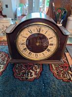 Antieke pendule klokje houten kast, werkend uurwerk bolpoot, Ophalen