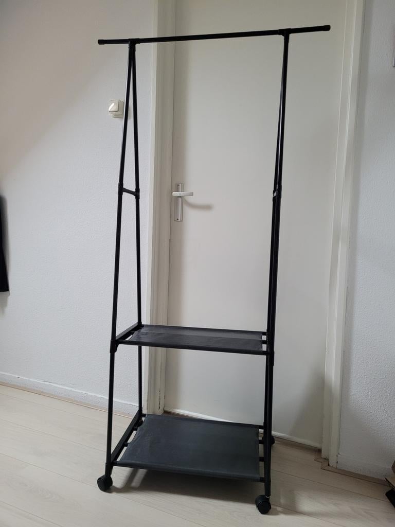 Kledingrek met 2 planken en wielen - Zwart, Kleding | Dames, Kledingrekken, Ophalen of Verzenden, Met wielen, Zo goed als nieuw