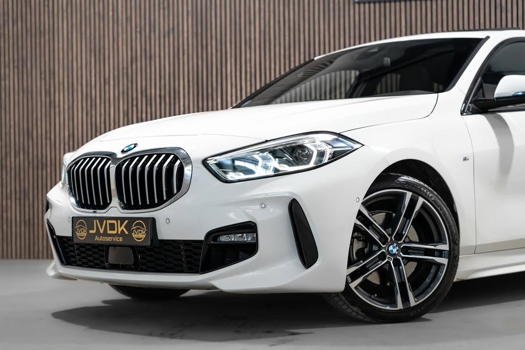 BMW 1-serie 116i M Sport LED NAVI PANO CAMERA, Gebruikt, Wit, Bedrijf, 3 cilinders
