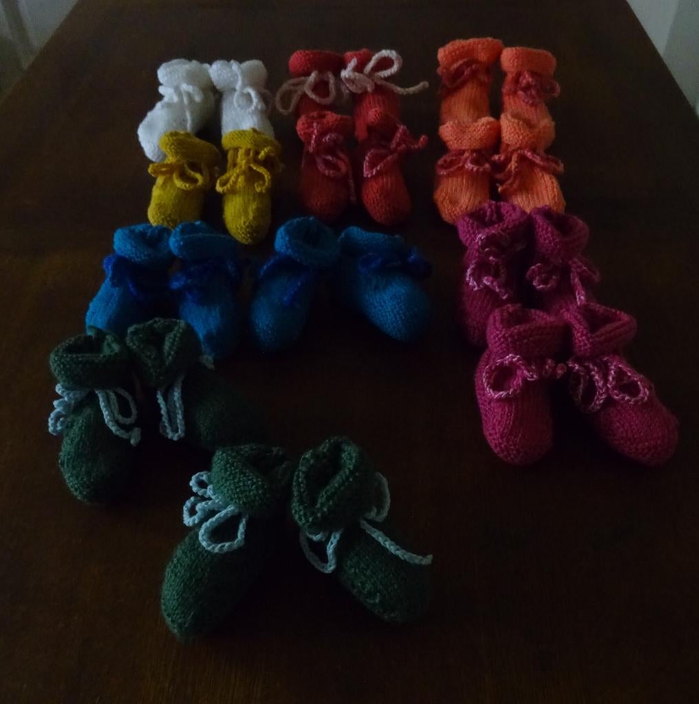 Nieuw Partijtje gebreide baby slofjes. Deze zijn zo gemaakt, Ophalen of Verzenden, Nieuw, Jongetje of Meisje, Schoentjes