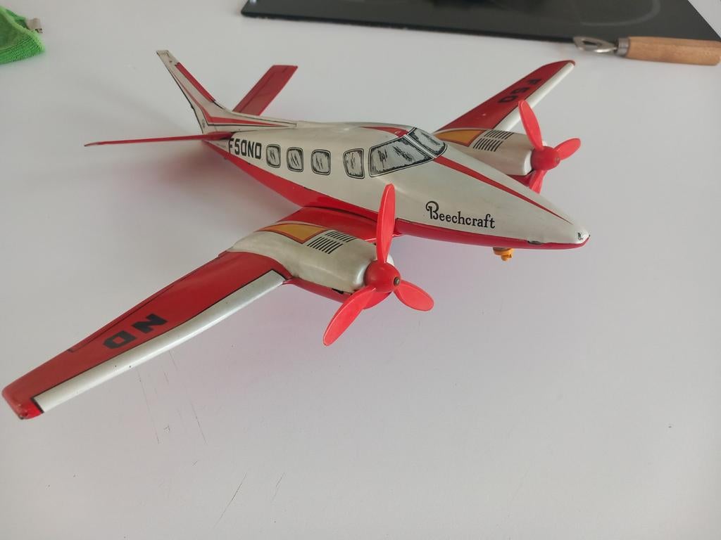 Blikken vliegtuig Joustra - Beechcraft F50ND, Antiek en Kunst, Antiek | Speelgoed, Ophalen of Verzenden