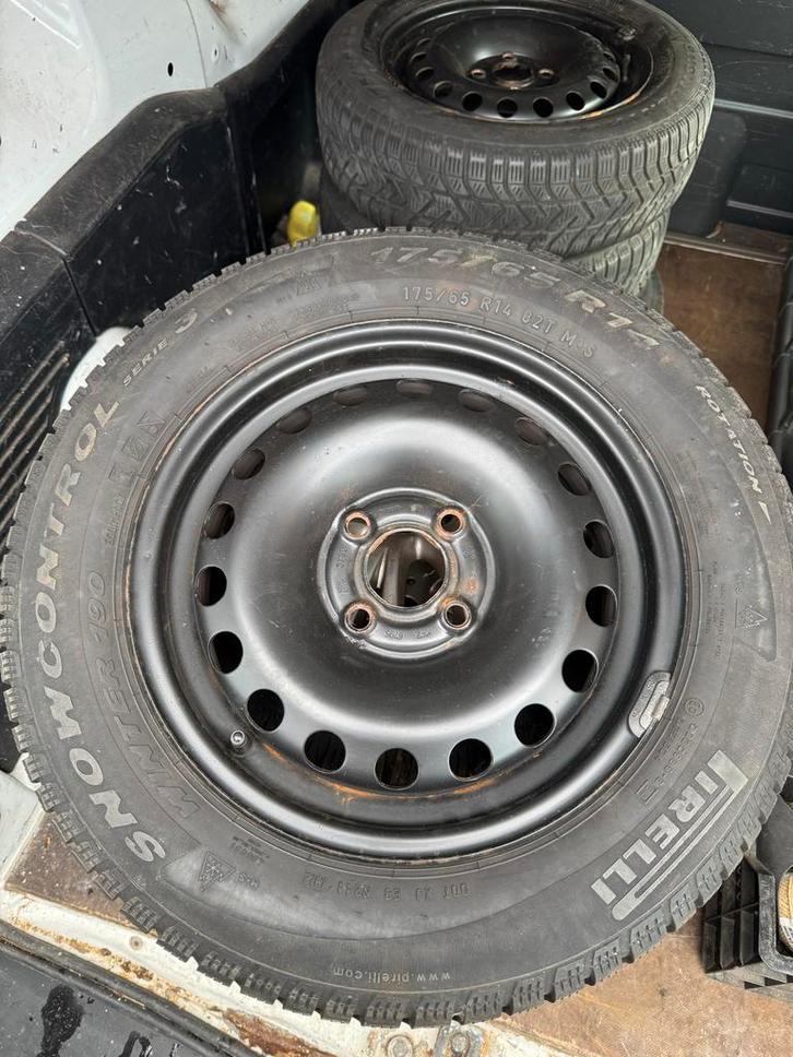 Winterbanden Pirelli 175/65 R14 (velg niet bruikbaar), Auto-onderdelen, Banden en Velgen, Band(en), Winterbanden, 14 inch, 175 mm