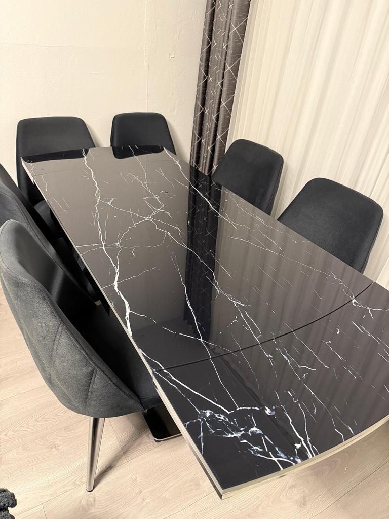 Uitschuifbare eettafel met 6 stoelen - Zwart glas, Huis en Inrichting, Complete eetkamers, Ophalen, Zo goed als nieuw, 6 tot 8 stoelen