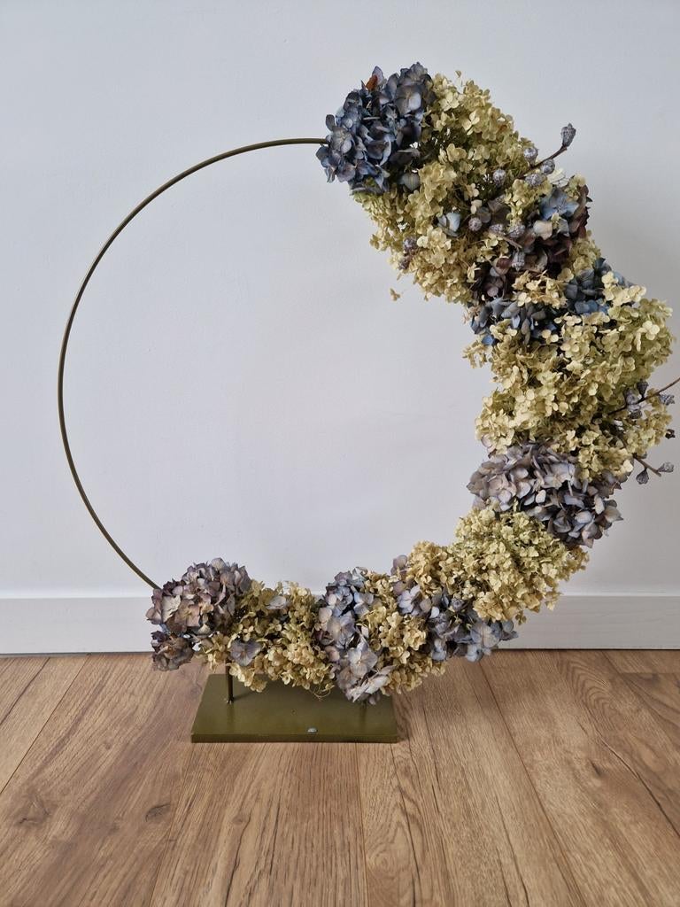 Metalen decoratie ring op voet. Goudkleurig, Ophalen