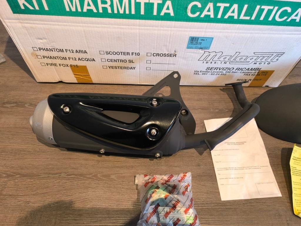 NIEUW NOS Originele Malaguti F12 Uitlaat + Spatbord, Ophalen of Verzenden, Nieuw, Uitlaat