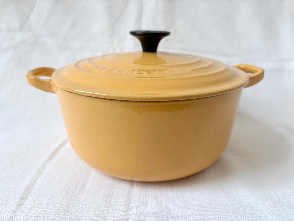 Le Creuset - Stoofpan Rond in Geëmailleerd Gietijzer, Gietijzer, Verzenden, Zo goed als nieuw, Keramische plaat