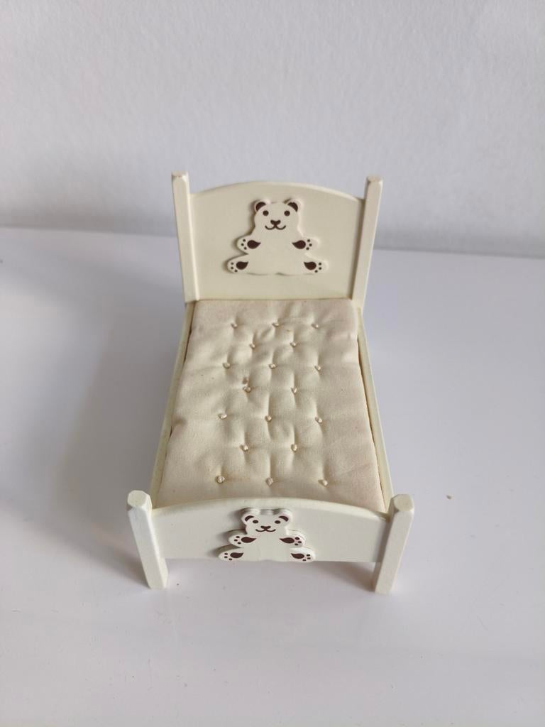 Poppenhuis bedje met beertjes - Perfect voor kleine poppen, Ophalen, Gebruikt, Poppenhuis