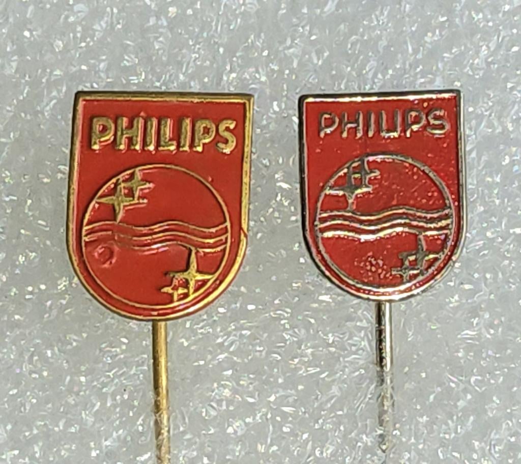 2 Vintage Philips Speldjes - Rood met Goudkleurig Logo, Verzamelen, Speldjes, Pins en Buttons, Ophalen of Verzenden, Gebruikt