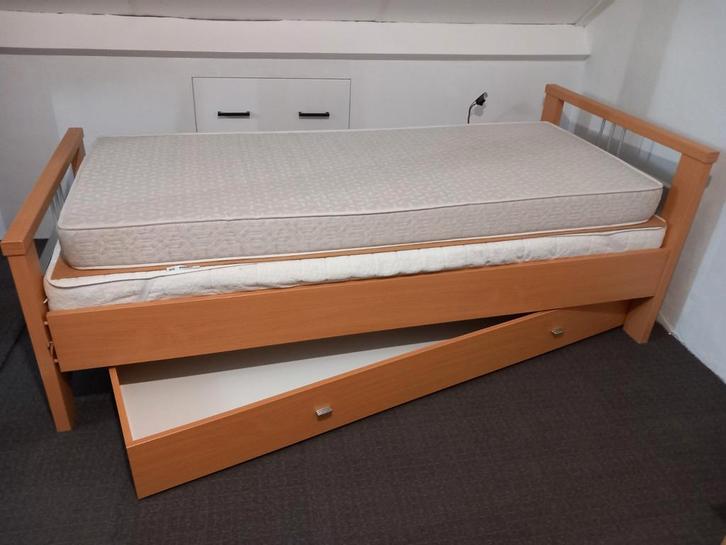 Bed, Huis en Inrichting, Slaapkamer | Bedden, Gebruikt, Eenpersoons, 90 cm, 210 cm, Overige materialen, Bruin, Ophalen