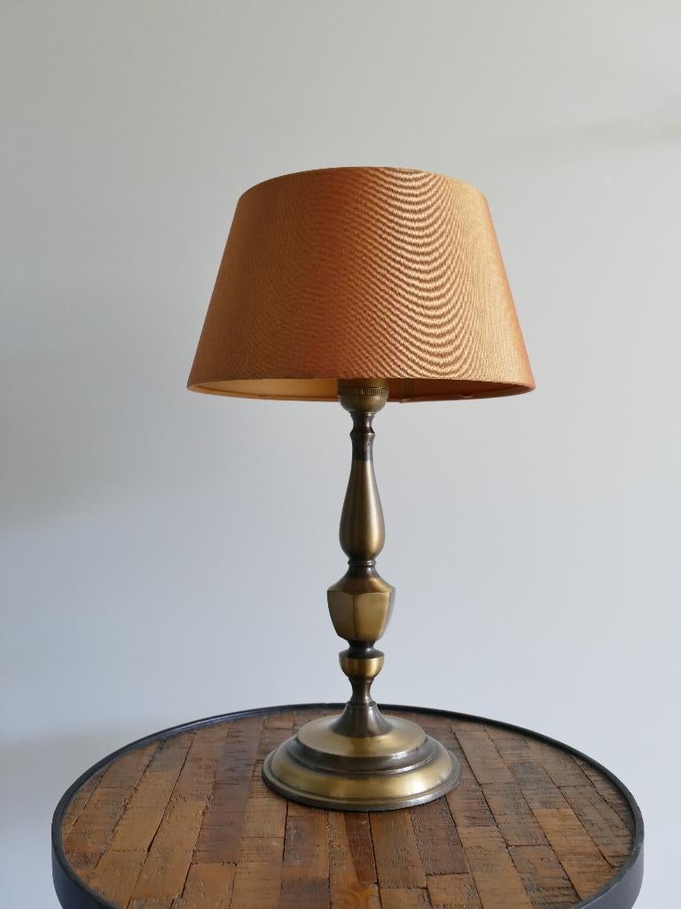 Vintage messing tafellamp met okerkleurige lampenkap, Ophalen of Verzenden, Zo goed als nieuw, Stof, Mid-century
