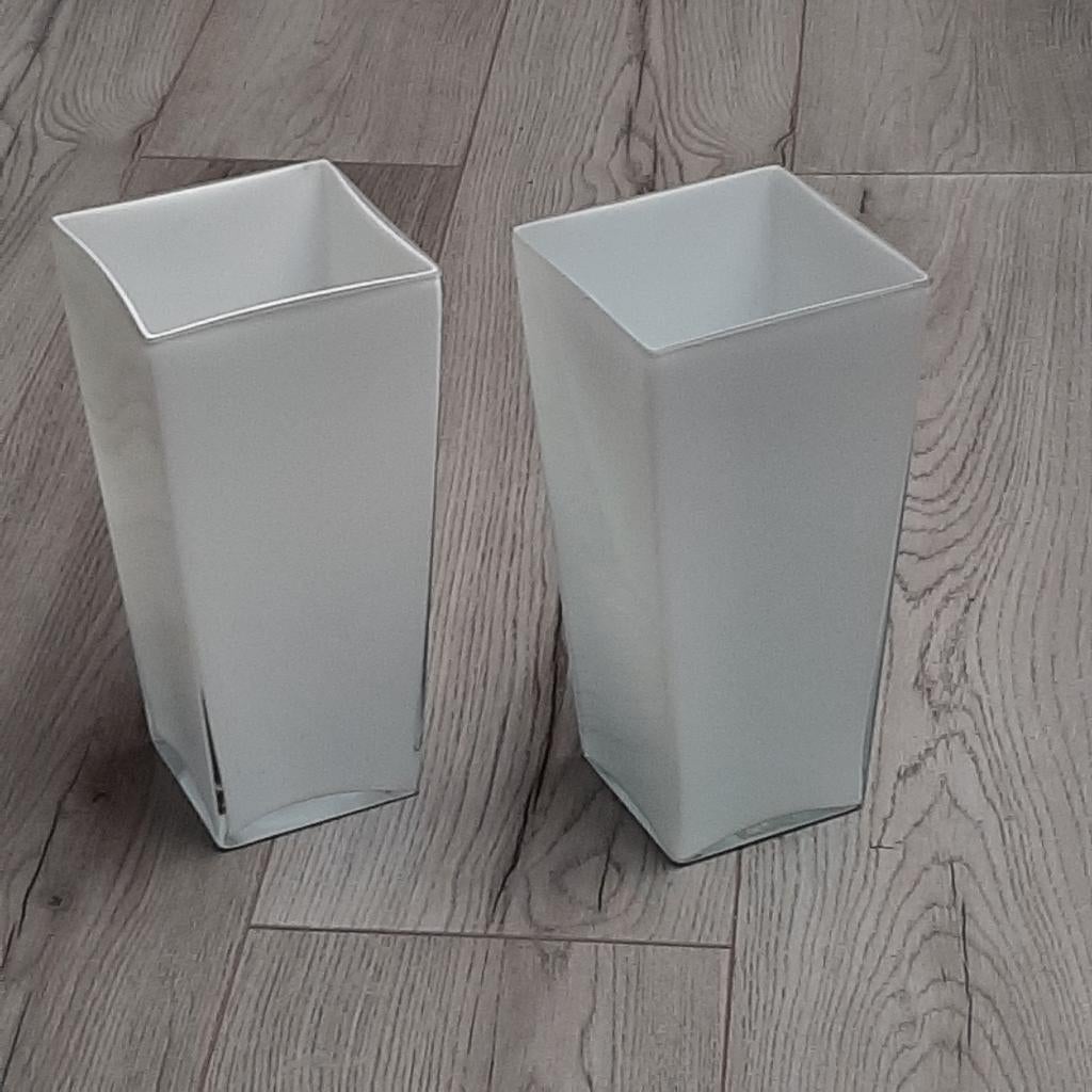 2 witte vazen, glas 25 cm. hoog, Ophalen, Wit, Minder dan 50 cm, Glas