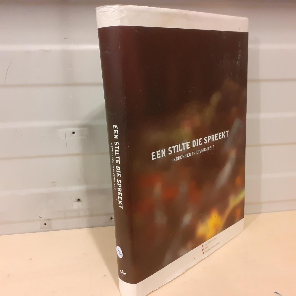 Nr. 758 Een stilte die spreekt. herdenken in diversiteit. Ka, Boeken, Ophalen of Verzenden, Gelezen, Diverse auteurs