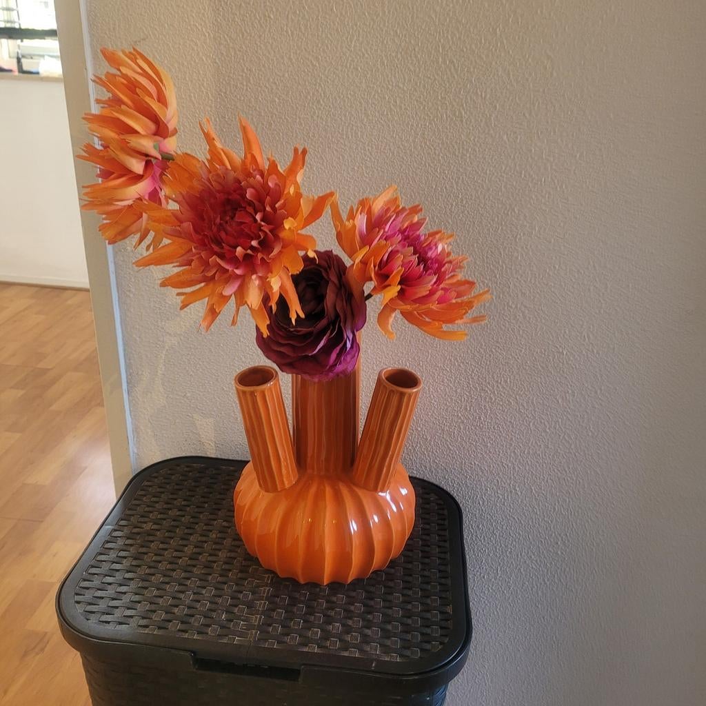 Trompet/tulpvaas met kunstbloemen, Ophalen of Verzenden, Zo goed als nieuw