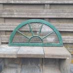 Antiek gietijzeren stal raam., Ophalen