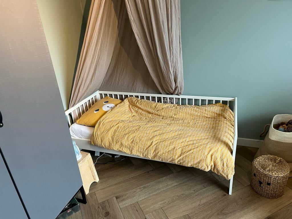 Wit houten ledikant bed 70x160 + matras, dekbed en bedrand, Kinderen en Baby's, Kinderkamer | Bedden, Gebruikt, 70 tot 85 cm, 140 tot 160 cm