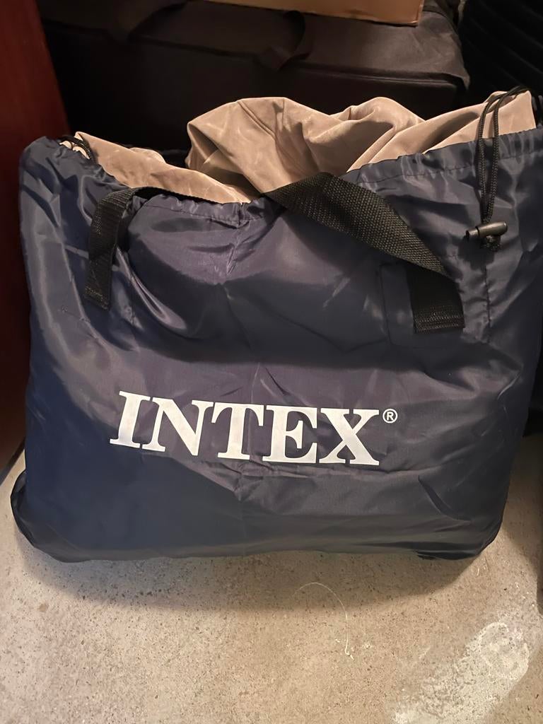 Intex Ultra Plush Luchtbed 2 persoons met ingebouwde pomp, Ophalen, Ingebouwde pomp, Zo goed als nieuw, 2-persoons