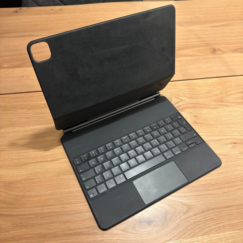 Apple Magic Keyboard iPad Pro 12.9" / iPad Air 13" QWERTY Zw, Opvouwbaar, Ophalen of Verzenden, Zo goed als nieuw, Draadloos