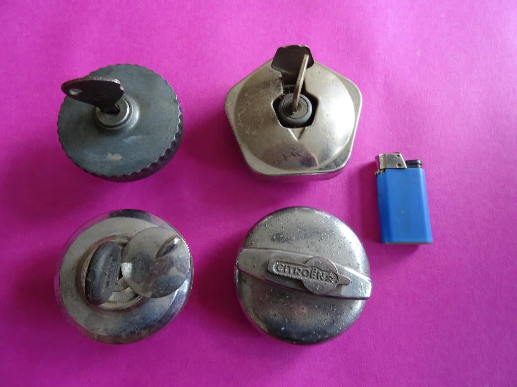 4 X OUDE OLDTIMER AUTO TANKDOP CITROEN SAAB, Ophalen of Verzenden