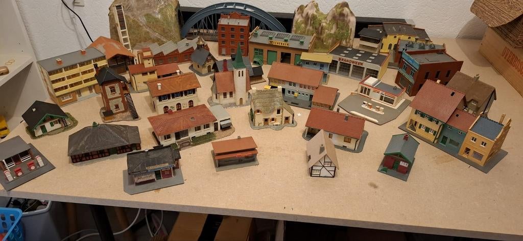 Modelspoor H0 // Partij huisjes en gebouwen, Hobby en Vrije tijd, Modeltreinen | H0, Overige merken, Gebruikt, Gelijkstroom of Wisselstroom