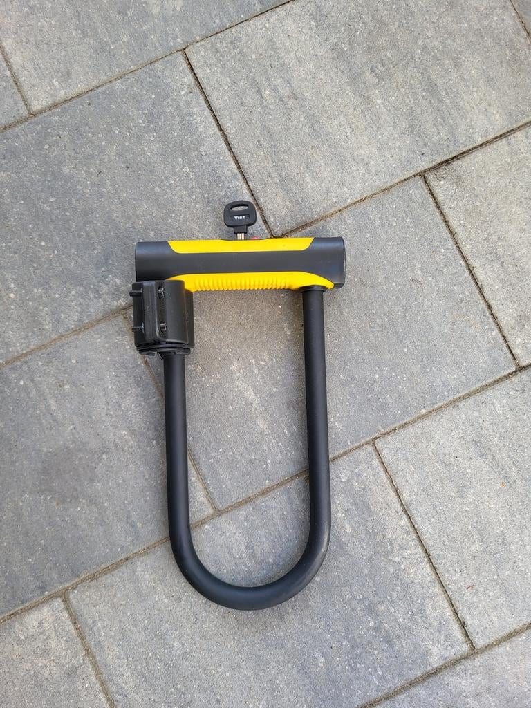 Stevig geel/zwart beugelslot met sleutel voor scooter, Ophalen, Zo goed als nieuw, Beugelslot