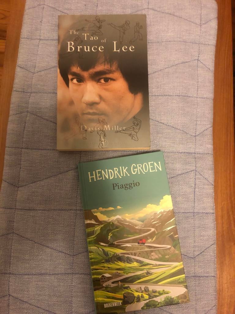 Boeken: The Tao of Bruce Lee & Hendrik Groen Piaggio, Boeken, Ophalen of Verzenden, Gelezen, Film, Tv en Media