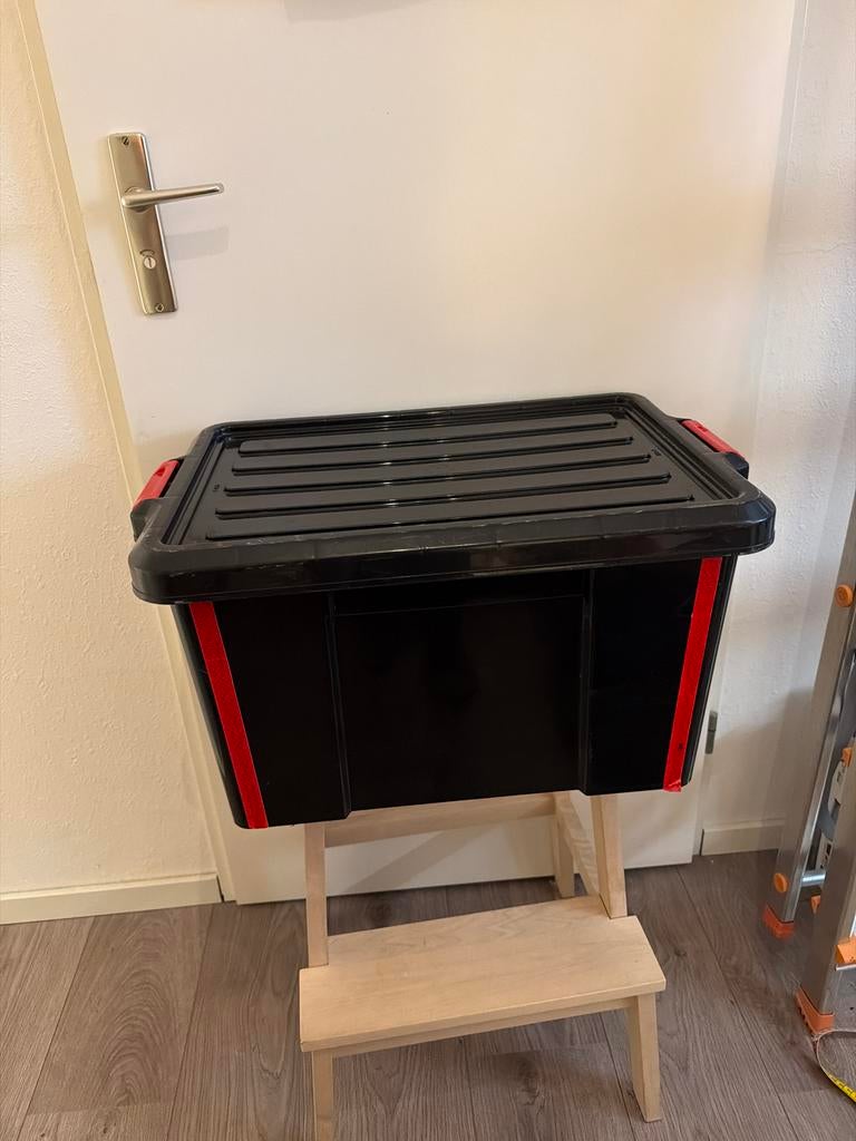 Zwarte kunststof bak met deksel, Kunststof, 50 tot 100 cm, Ophalen of Verzenden, Zo goed als nieuw