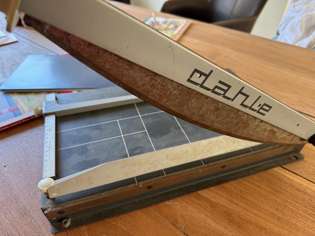 papier snijder dahle oude zwaar metalen hefboom uitvoering, Gebruikt, Gereedschap of Toebehoren, Meerkleurig, Metaal