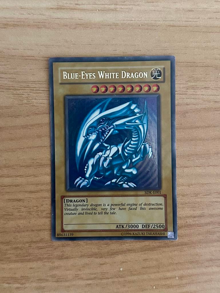 Yu-gi-oh! Blue-Eyes White Dragon SDK-E001, Ophalen of Verzenden, Gebruikt, Losse kaart