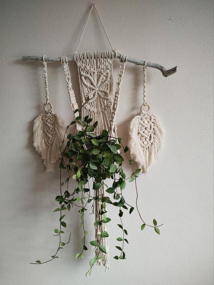 Macramé plantenhanger met veren. Sisters Forever., Huis en Inrichting, Woonaccessoires | Wanddecoraties, Nieuw, Wandhanger, Boho