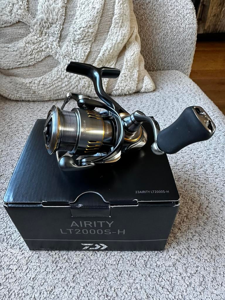 Daiwa Airity ‘23 FCLT 2000S-H van 02-2026 als NIEUW, Watersport en Boten, Ophalen, Nieuw, Molen
