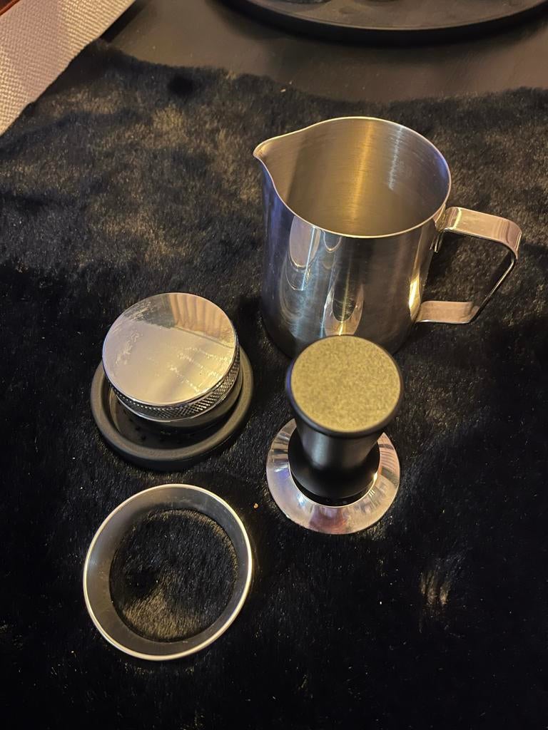 Diverse koffie accessoires: melkkan, tamper, doseerring 51mm, Ophalen of Verzenden, Gebruikt, Overige merken, Barista-accessoire
