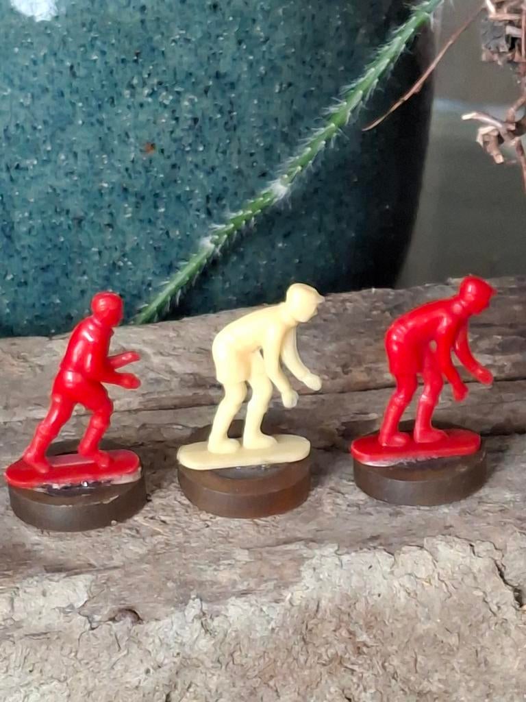 3 voetballers met magneetje, Homas jaren 50 speelgoed, Ophalen of Verzenden